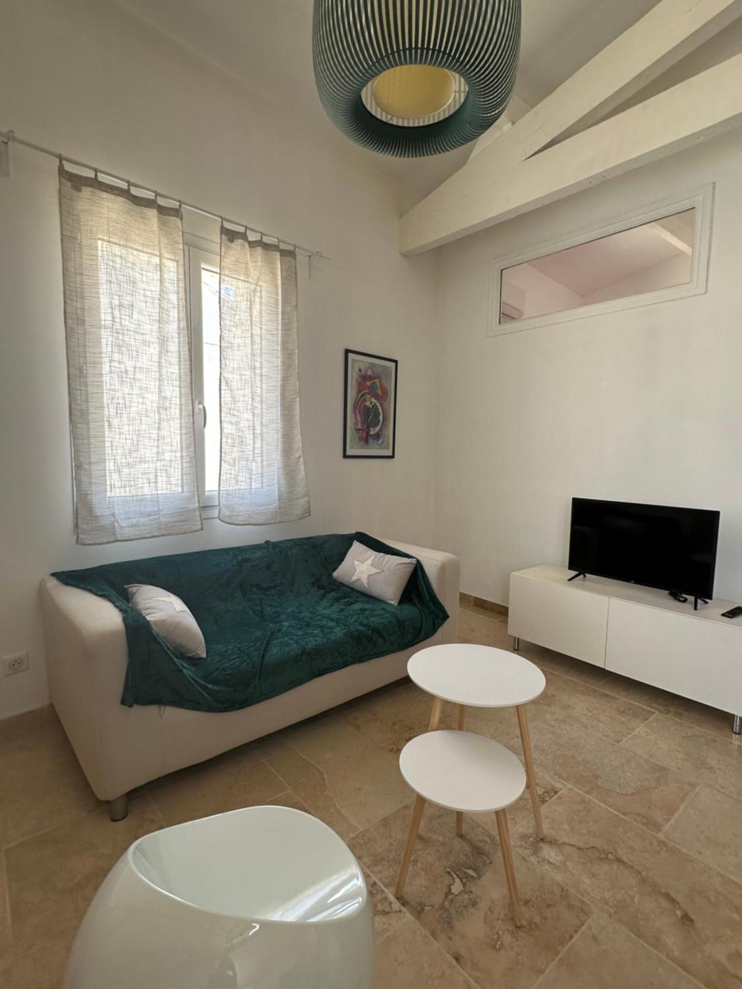 Appartement Avec Vue Sur L Eglise Des Saintes Екстериор снимка