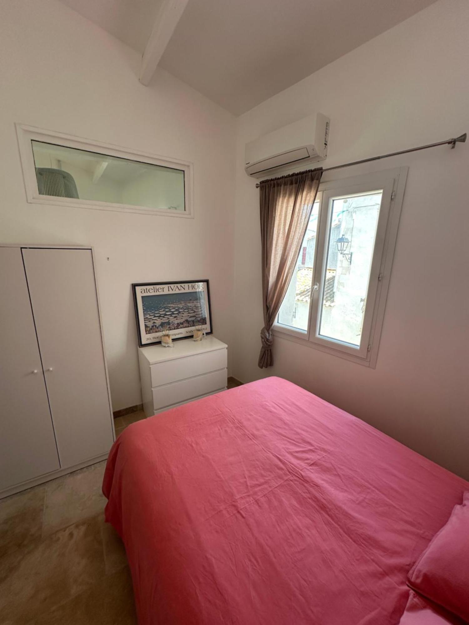 Appartement Avec Vue Sur L Eglise Des Saintes Екстериор снимка