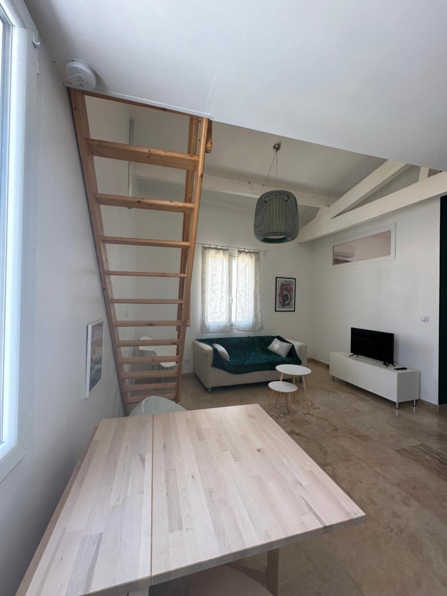 Appartement Avec Vue Sur L Eglise Des Saintes Екстериор снимка