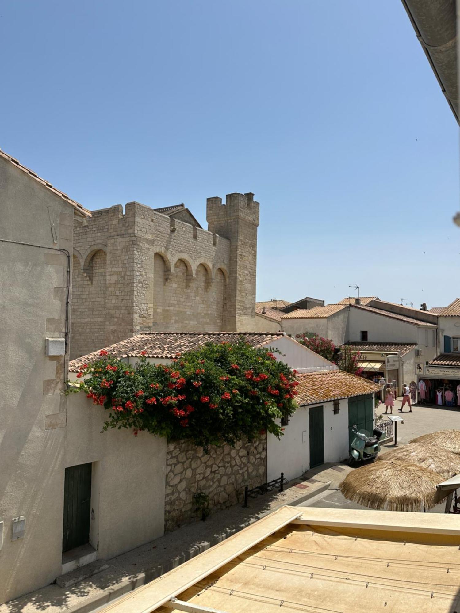 Appartement Avec Vue Sur L Eglise Des Saintes Екстериор снимка